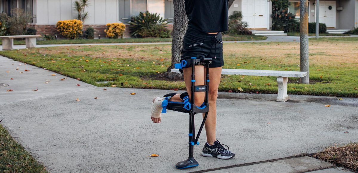 Костыль iWALK 3.0 на ноге — руки свободны